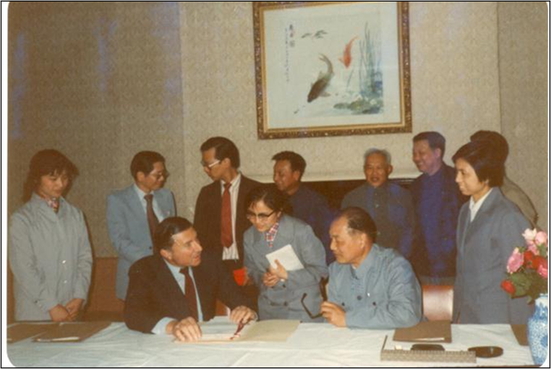 1982��5�£����������������Ϻ�ʩ�󱦺���ǩԼ��ʽ�������������������й�ˢ�¿����Ժ���ĵ�һ������������ҩ��ҵ����������������.png