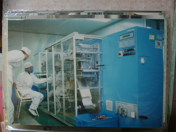 1997�꣬���������������Ϻ��ִ���ҩ�ɷ����޹�˾ǰ���Ϻ��ִ���ҩ���޹�˾�ζ��������ؽ������ڣ���������������Ա����ͷ�߳������װ���������Σ�����������������ʱ��ͷ�߳�������װ��������������ְλ����ʱ���¸�װ����3̨����������������.jpg