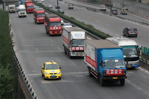 2008��5�������������������Ĵ�ʡ�봨�ر���7.8����ض�����������������̫��������æ����ظ�������Я���𾢿���������������������һʱ�����л������ܻ����������ֵ500��Ŀ����ء��˷�ҩ��޽������Һ��ҩƷ������������.jpg