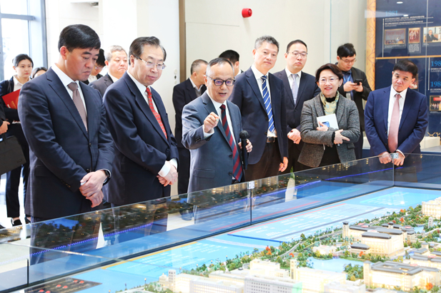 2024��2��26��������������d88����z6(�й���)���޹�˾�ٷ���վ-׷�󽡿�����һ��ɵ�ί��ǡ����³�������һ�л�����Ŵ�ѧ������������˫��ǩ��ս������Э�鲢�ͽ�һ�����������̸���������������Ŵ�ѧУ������������У���콨������������d88����z6(�й���)���޹�˾�ٷ���վ-׷�󽡿�����һ��ɸ���˾��������ı�����飩����ΰ����������������˾�������ء�����ȳ�ϯ�˶�����������3.jpg